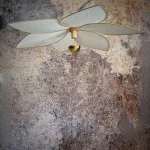 Suspension fleur XXL, modèle Frida, 6 pétales, structure en métal doré et lin blanc, pour une déco fleurie et bohème