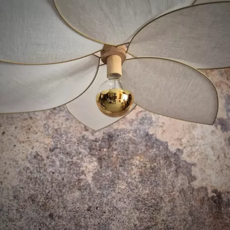 Suspension fleur XXL, modèle Frida, 6 pétales, structure en métal doré et lin blanc, pour une déco fleurie et bohème