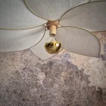 Suspension fleur XXL, modèle Frida, 6 pétales, structure en métal doré et lin blanc, pour une déco fleurie et bohème