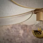 Suspension fleur XXL, modèle Frida, 6 pétales, structure en métal doré et lin blanc, pour une déco fleurie et bohème