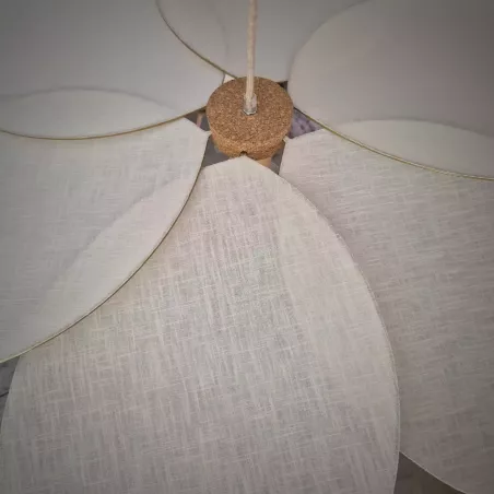 Suspension fleur XXL, modèle Frida, 6 pétales, structure en métal doré et lin blanc, pour une déco fleurie et bohème