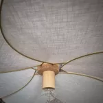 Suspension fleur XXL, modèle Frida, 6 pétales, structure en métal doré et lin blanc, pour une déco fleurie et bohème