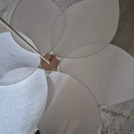 Suspension fleur XXL, modèle Frida, 6 pétales, structure en métal doré et lin blanc, pour une déco fleurie et bohème