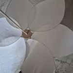 Suspension fleur XXL, modèle Frida, 6 pétales, structure en métal doré et lin blanc, pour une déco fleurie et bohème