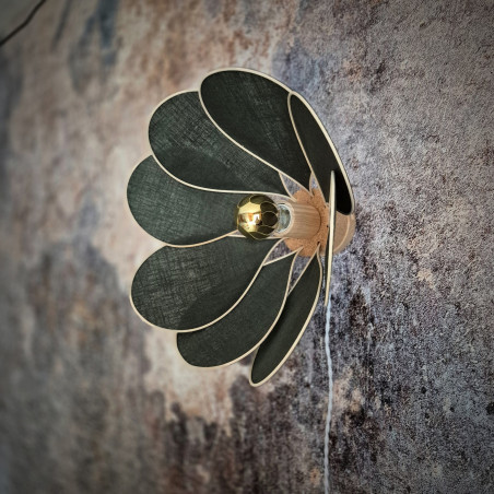 Applique murale fleur, modèle Nymphéa, 8 pétales en rotin et lin vert sapin, pour une déco végétale et organique