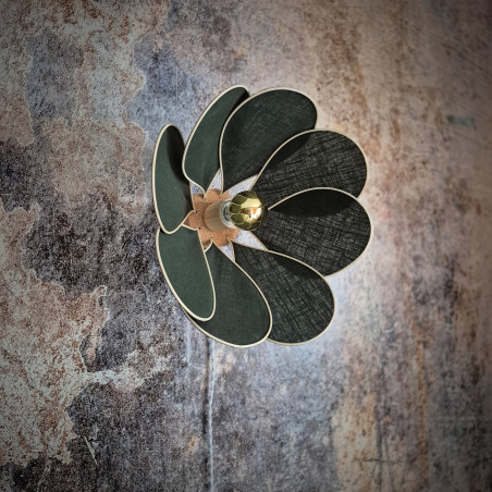 Applique murale fleur, modèle Nymphéa, 8 pétales en rotin et lin vert sapin, pour une déco végétale et organique