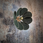 Applique murale fleur, modèle Nymphéa, 8 pétales en rotin et lin vert sapin, pour une déco végétale et organique