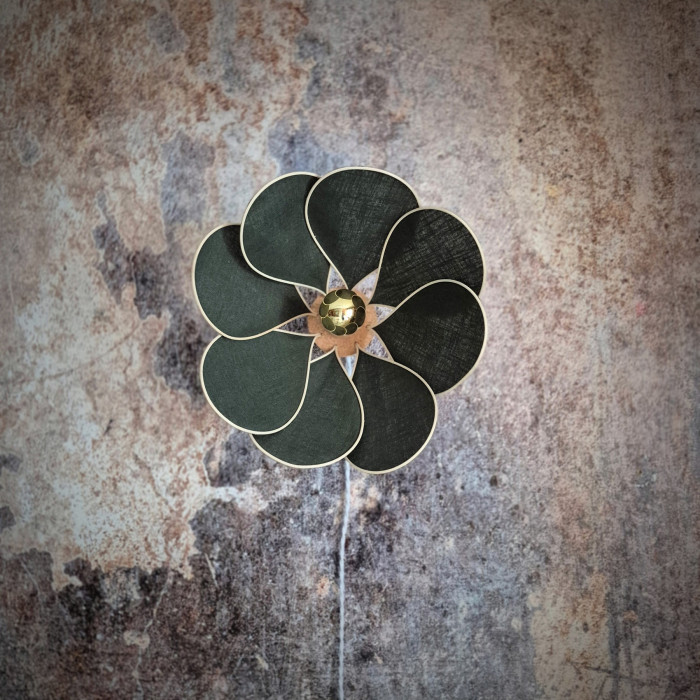 Applique murale fleur, modèle Nymphéa, 8 pétales en rotin et lin vert sapin, pour une déco végétale et organique