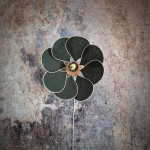 Applique murale fleur, modèle Nymphéa, 8 pétales en rotin et lin vert sapin, pour une déco végétale et organique