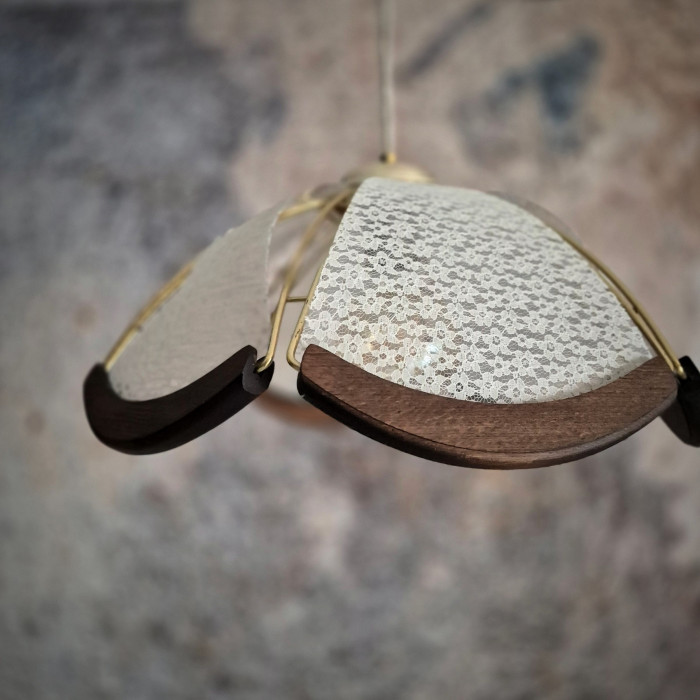 Suspension unique, structure vintage, bois et dentelle écru pour une déco romantique et douce