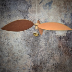 Suspension fleur XXL,  modèle Alba, 3 pétales, structure métal doré, lin rouille pour une déco graphique et contemporaine