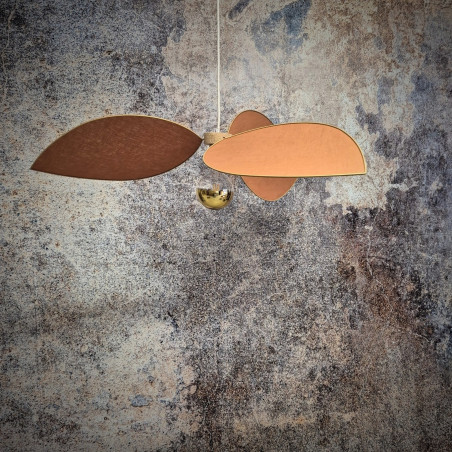 Suspension fleur XXL,  modèle Alba, 3 pétales, structure métal doré, lin rouille pour une déco graphique et contemporaine