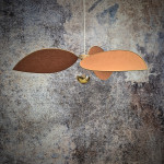 Suspension fleur XXL,  modèle Alba, 3 pétales, structure métal doré, lin rouille pour une déco graphique et contemporaine