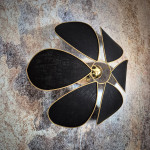 Applique murale fleur, modèle Lotus, structure métal, 6 pétales en lin noir, pour une déco chic et fleurie