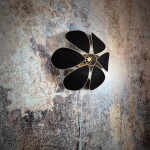 Applique murale fleur, modèle Lotus, structure métal, 6 pétales en lin noir, pour une déco chic et fleurie