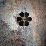 Applique murale fleur, modèle Lotus, structure métal, 6 pétales en lin noir, pour une déco chic et fleurie