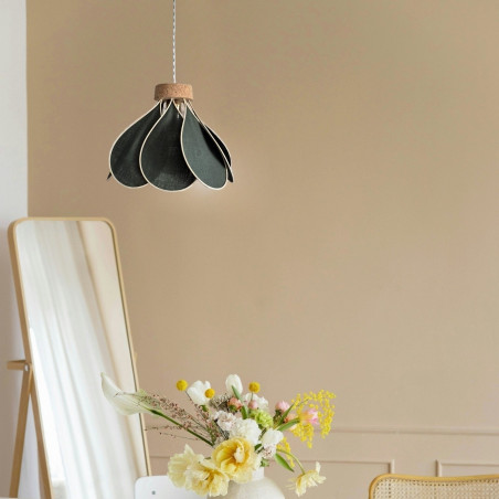 Suspension fleur, modèle Nymphéa, 8 pétales en rotin et lin vert sapin, pour une déco fleurie et bohème