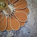 Applique murale fleur, modèle Tournesol, 16 pétales en rotin et lin rouille, pour une déco bohème et naturelle