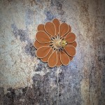 Applique murale fleur, modèle Tournesol, 16 pétales en rotin et lin rouille, pour une déco bohème et naturelle