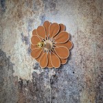 Applique murale fleur, modèle Tournesol, 16 pétales en rotin et lin rouille, pour une déco bohème et naturelle