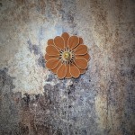 Applique murale fleur, modèle Tournesol, 16 pétales en rotin et lin rouille, pour une déco bohème et naturelle