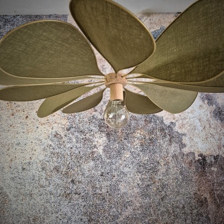 Suspension organique, modèle Orphéa, 12 pétales en métal et lin vert mousse pour une déco aérienne et désordonnée