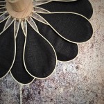Applique murale fleur, modèle Tournesol, 16 pétales en rotin et lin noir