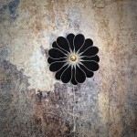 Applique murale fleur, modèle Tournesol, 16 pétales en rotin et lin noir