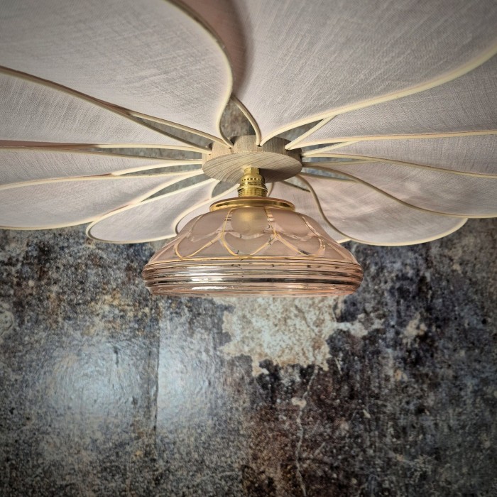 Suspension fleur, modèle Pâquerette, 12 pétales en rotin et lin rose poudré et globe vintage