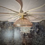 Suspension fleur, modèle Pâquerette, 12 pétales en rotin et lin rose poudré et globe vintage