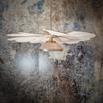 Suspension fleur, modèle Pâquerette, 12 pétales en rotin et lin rose poudré et globe vintage