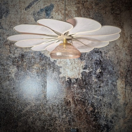 Suspension fleur, modèle Pâquerette, 12 pétales en rotin et lin rose poudré et globe vintage
