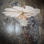 Suspension fleur, modèle Pâquerette, 12 pétales en rotin et lin rose poudré et globe vintage