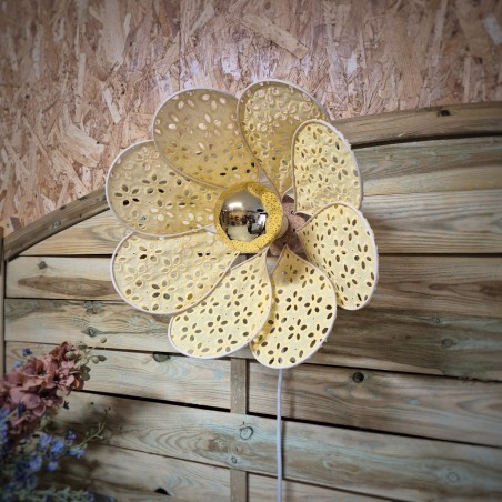 Applique murale fleur, modèle Nymphéa, 8 pétales en rotin et broderie anglaise jaune pastel