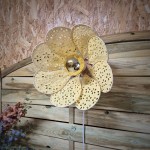 Applique murale fleur, modèle Nymphéa, 8 pétales en rotin et broderie anglaise jaune pastel
