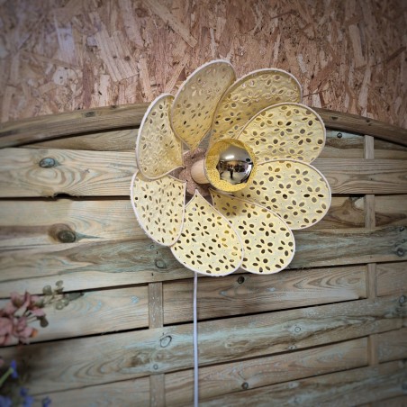 Applique murale fleur, modèle Nymphéa, 8 pétales en rotin et broderie anglaise jaune pastel