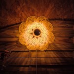 Applique murale fleur, modèle Nymphéa, 8 pétales en rotin et broderie anglaise jaune pastel
