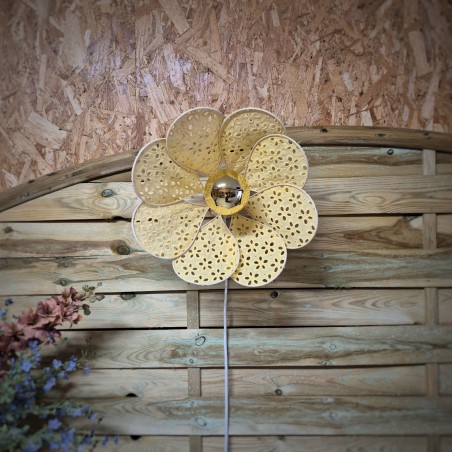 Applique murale fleur, modèle Nymphéa, 8 pétales en rotin et broderie anglaise jaune pastel