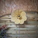 Applique murale fleur, modèle Nymphéa, 8 pétales en rotin et broderie anglaise jaune pastel