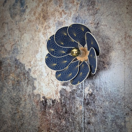 Applique murale fleur, modèle Nymphéa, 8 pétales en rotin et tissu art déco bleu nuit et doré