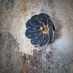 Applique murale fleur, modèle Nymphéa, 8 pétales en rotin et tissu art déco bleu nuit et doré