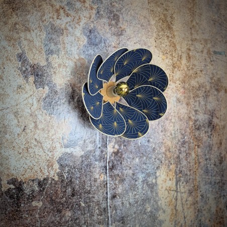 Applique murale fleur, modèle Nymphéa, 8 pétales en rotin et tissu art déco bleu nuit et doré