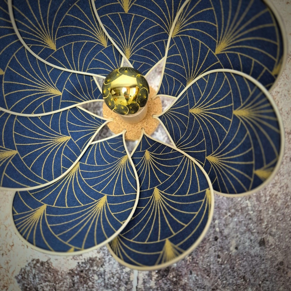 Applique murale fleur, modèle Nymphéa, 8 pétales en rotin et tissu art déco bleu nuit et doré