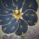 Applique murale fleur, modèle Nymphéa, 8 pétales en rotin et tissu art déco bleu nuit et doré