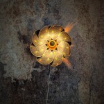 Applique murale fleur, modèle Nymphéa, 8 pétales en rotin et tissu art déco bleu nuit et doré
