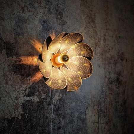 Applique murale fleur, modèle Nymphéa, 8 pétales en rotin et tissu art déco bleu nuit et doré