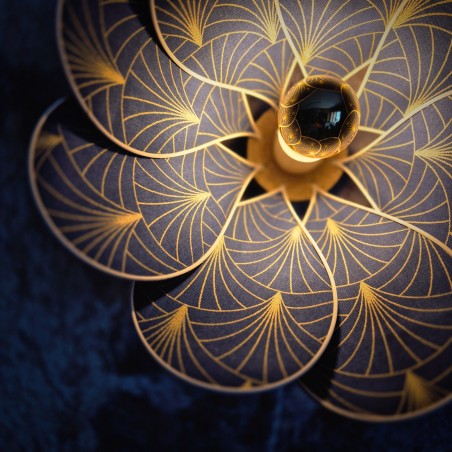 Applique murale fleur, modèle Nymphéa, 8 pétales en rotin et tissu art déco bleu nuit et doré