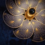 Applique murale fleur, modèle Nymphéa, 8 pétales en rotin et tissu art déco bleu nuit et doré