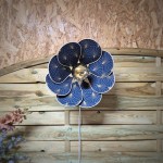 Applique murale fleur, modèle Nymphéa, 8 pétales en rotin et tissu art déco bleu nuit et doré