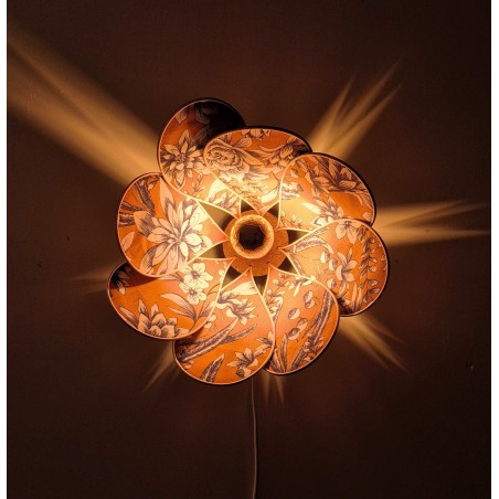 Applique murale fleur, modèle Nymphéa, 8 pétales en rotin et tissu fleuri orangé